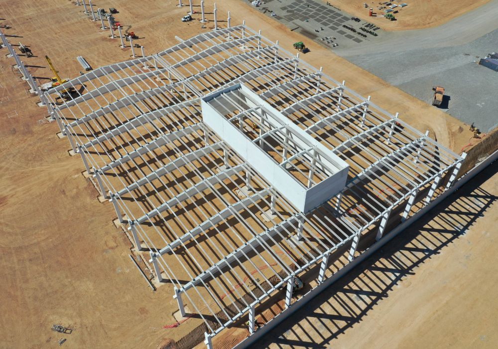 vista aérea de trabajo de topografía en una nave